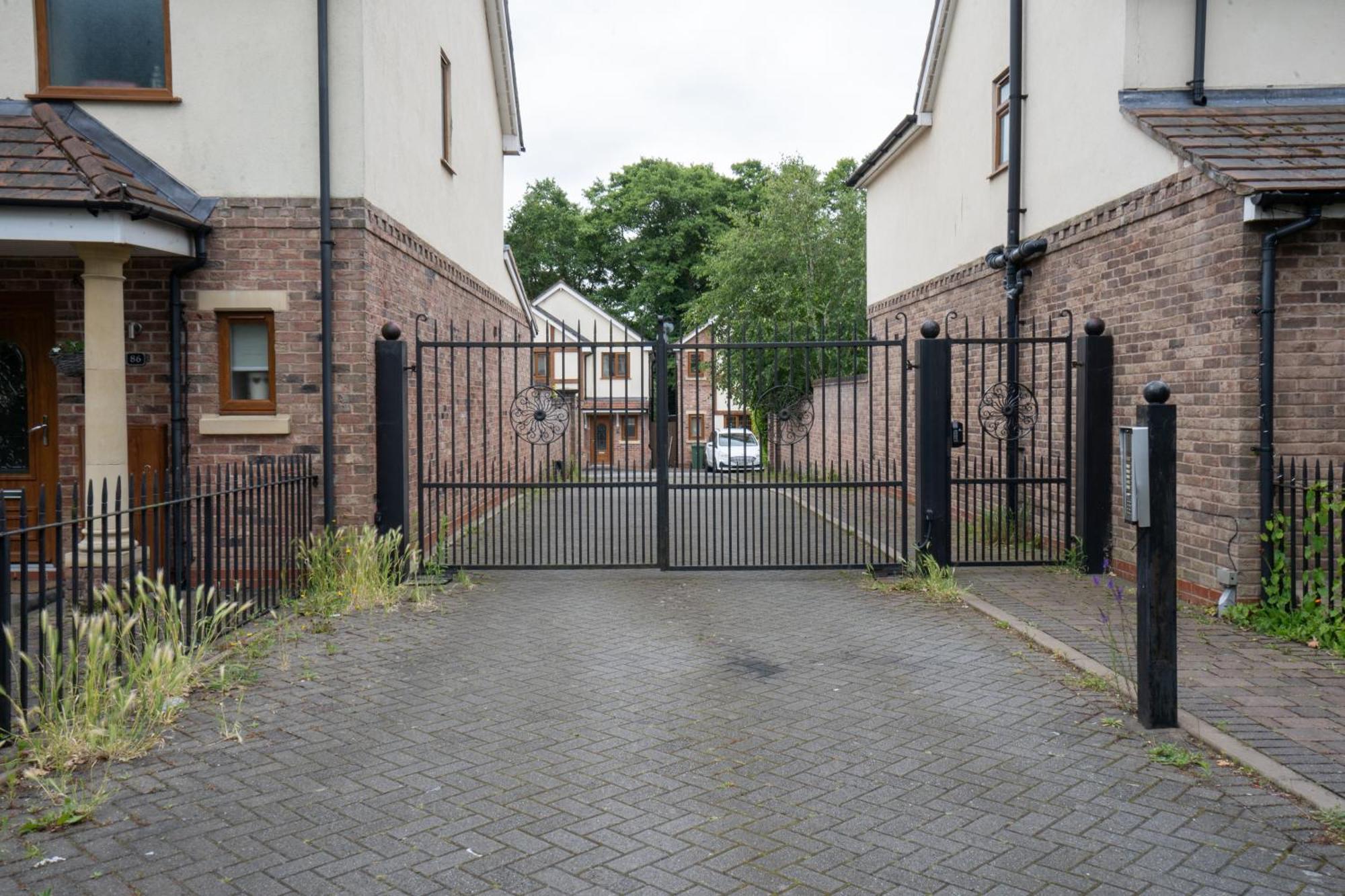 Emirates House, Luxe 5 Bed, With King Sized Beds, Next To Aiport & Nec, Jlr 5 Mins Villa Marston Green Eksteriør billede
